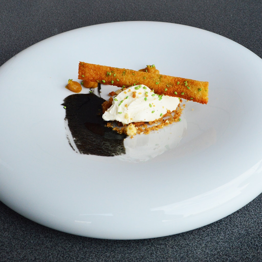 Cheesecake la rece, gel de caramel cu Yuzu, pasta de susan negru, tuiles cu susan si wasabi